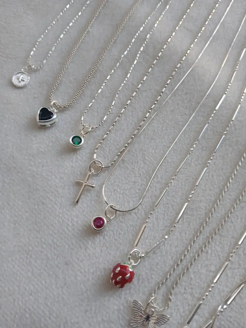 Collares de plata con dijes variados - 3