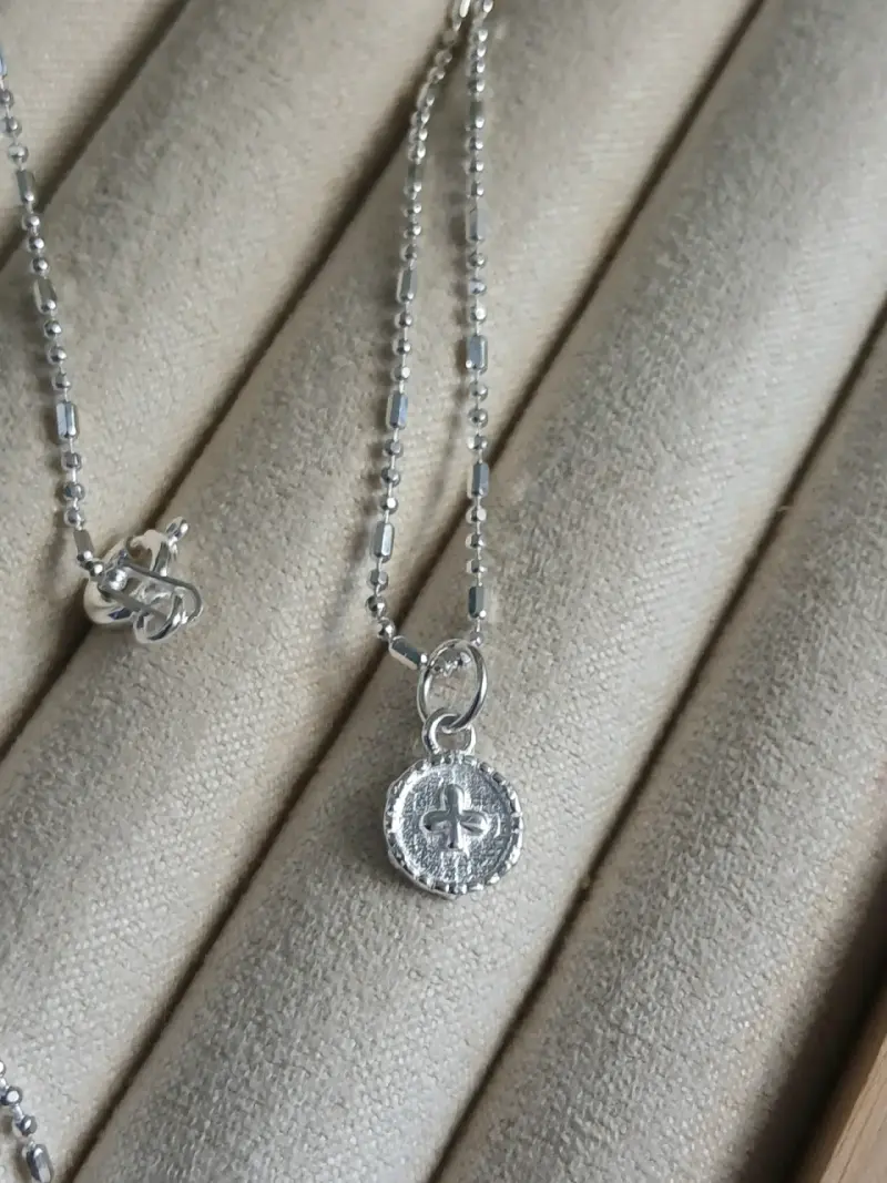 Collares de plata con dijes variados - 4