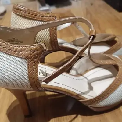 Zapatos de tacón beige y marrón - miniatura 1