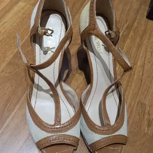 Zapatos de tacón beige y marrón - 2