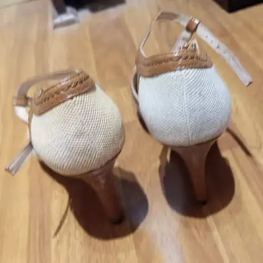 Zapatos de tacón beige y marrón - 3