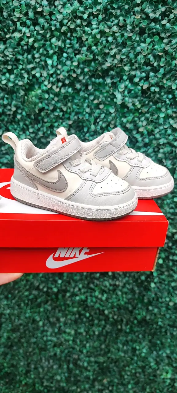 Zapatillas Nike para niños blancas con gris - 1