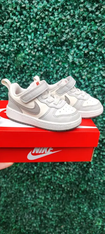 Zapatillas Nike para niños blancas con gris - miniatura 1