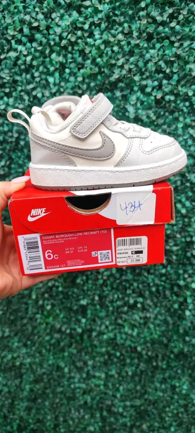 Zapatillas Nike para niños blancas con gris - miniatura 2