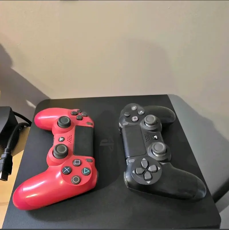 PlayStation 4 con dos controles