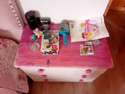 Cómoda infantil blanca y rosa - miniatura 2