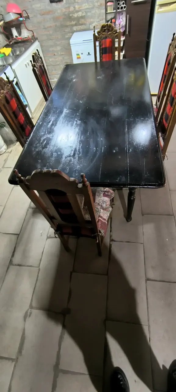 Mesa de comedor negra con sillas - 1