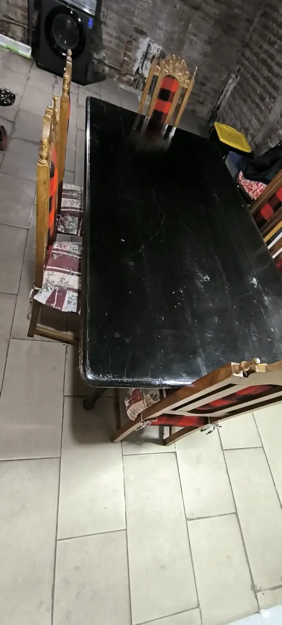 Mesa de comedor negra con sillas - 2