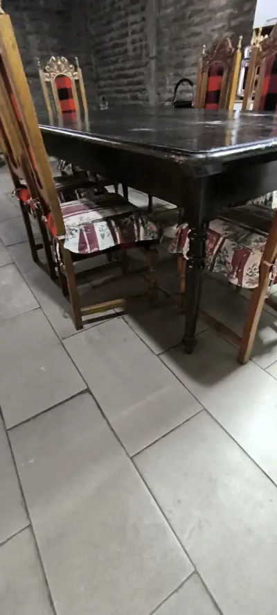 Mesa de comedor negra con sillas - miniatura 3