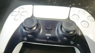 Control inalámbrico PS5 blanco - miniatura 5