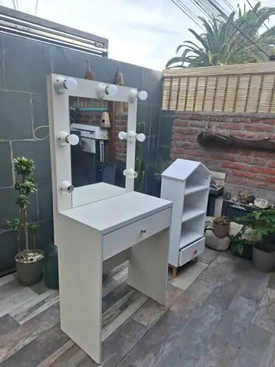 Tocador blanco con espejo y luces - miniatura 1