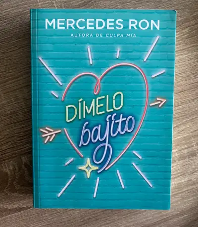 Libro 'Dímelo bajito' por Mercedes Ron - miniatura 1
