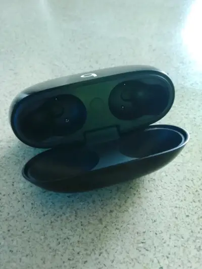 Audífonos inalámbricos Beats negros - miniatura 3