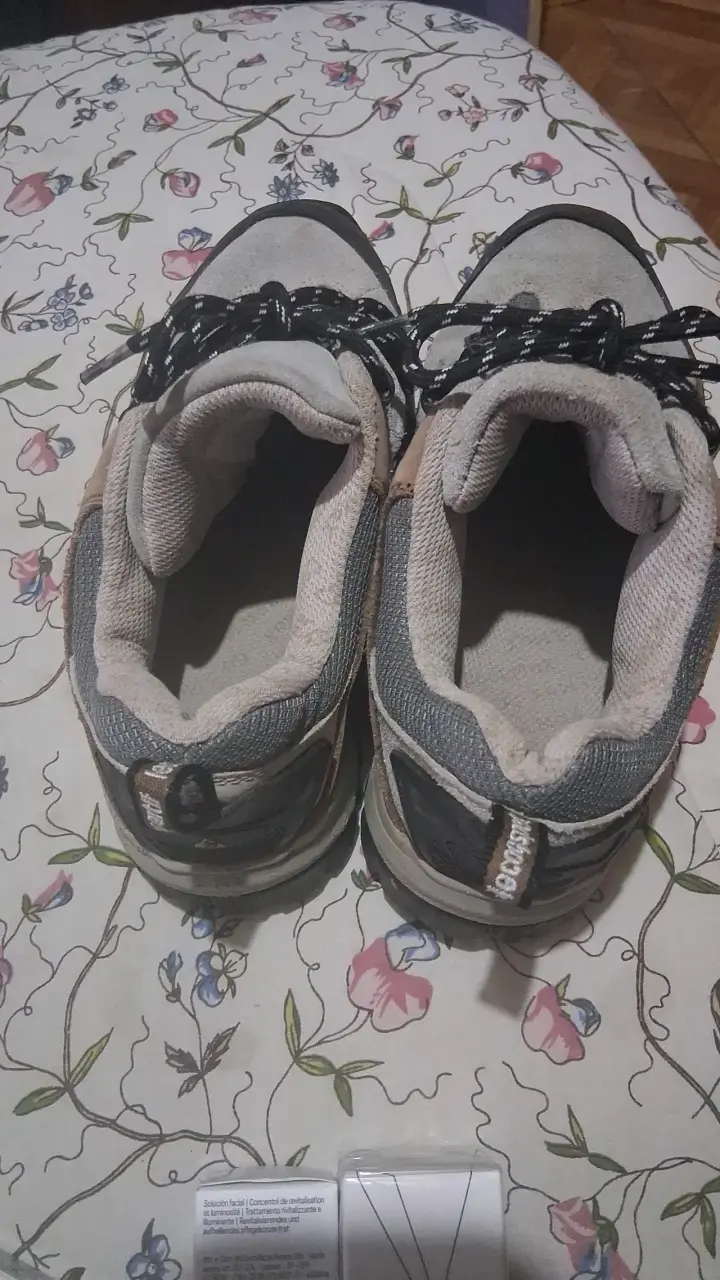Zapatillas deportivas grises usadas - 1