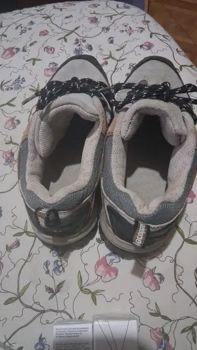 Zapatillas deportivas grises usadas - miniatura 1