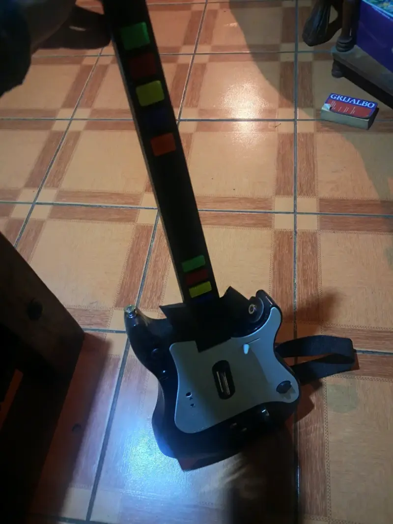Guitarra para videojuego para wii con detalles - 1