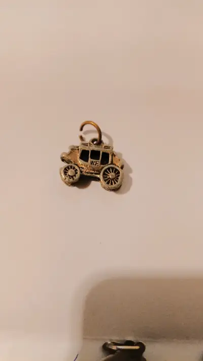 Dije de carruaje dorado - miniatura 1