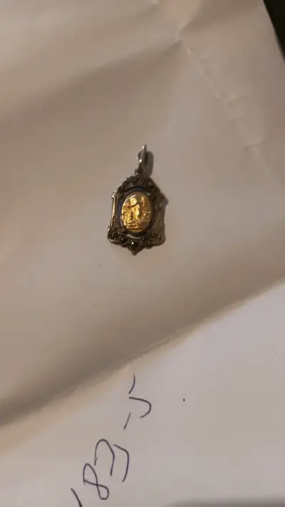 Dije de carruaje dorado - miniatura 2