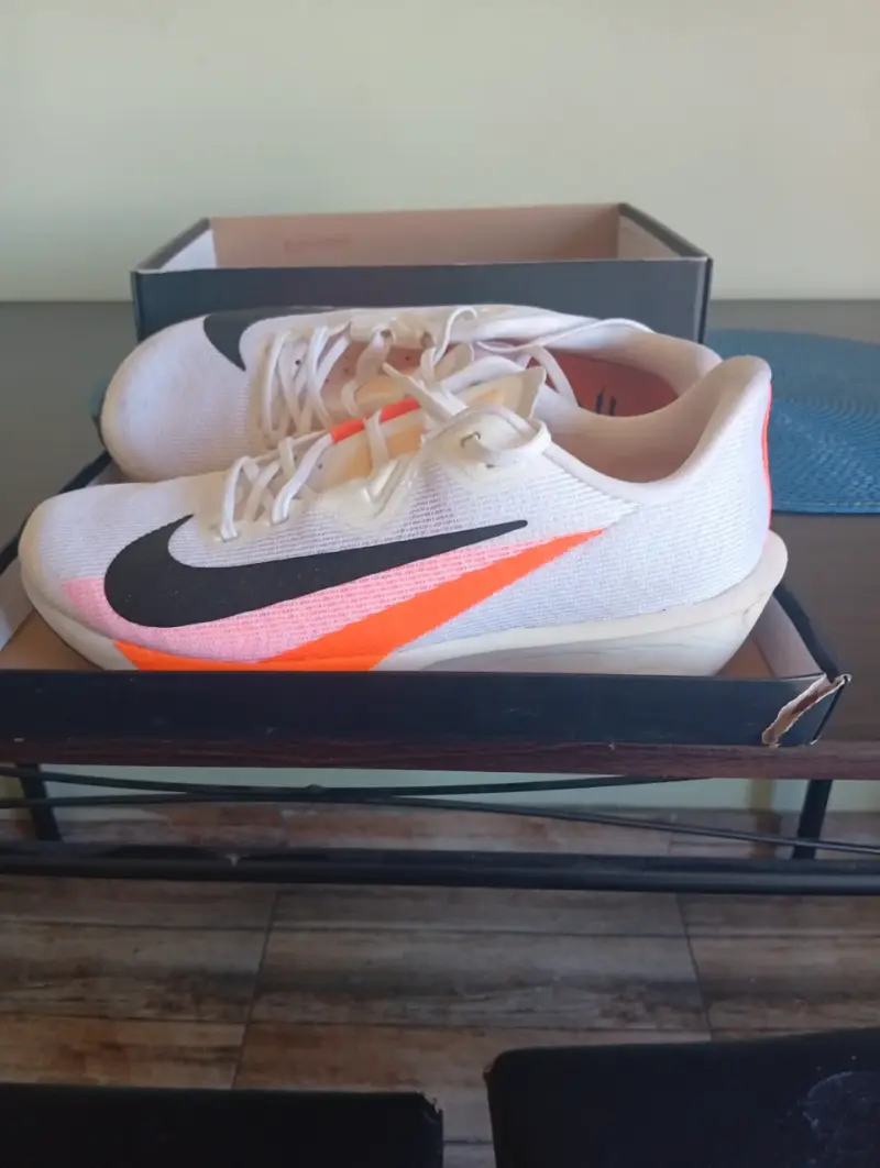 Zapatillas deportivas blancas con logo - 1