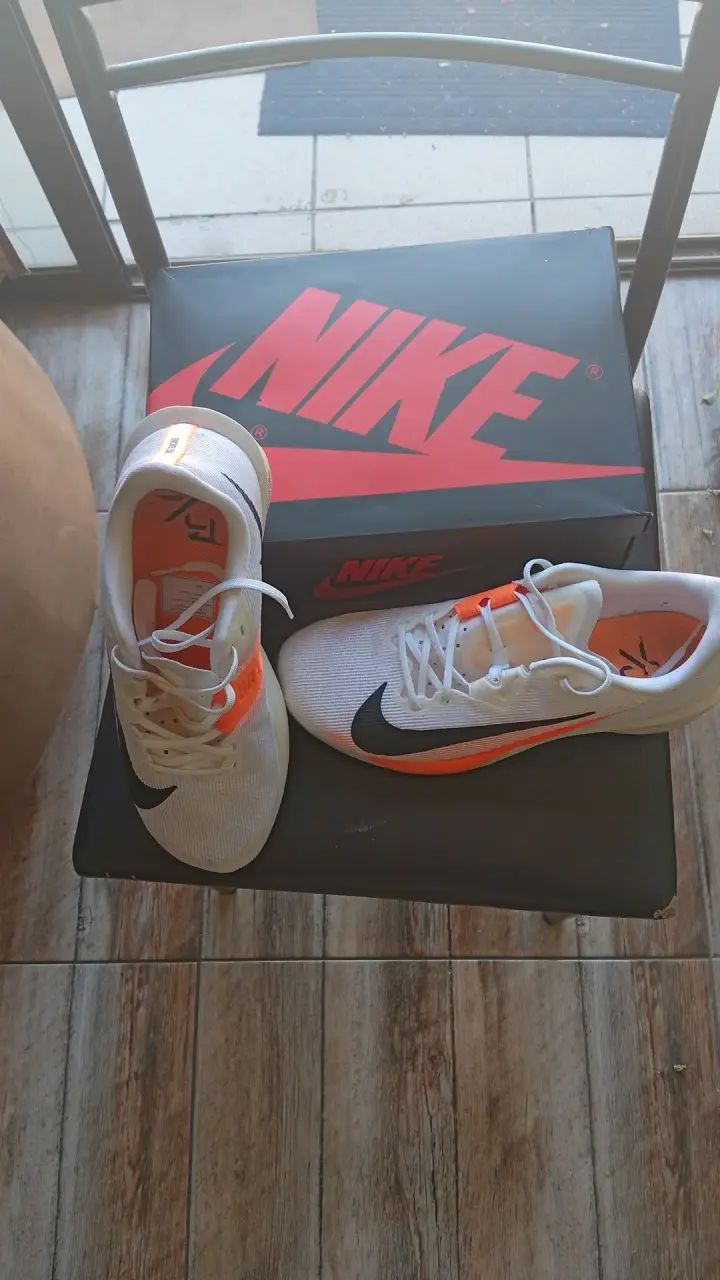 Zapatillas deportivas blancas con logo - 2