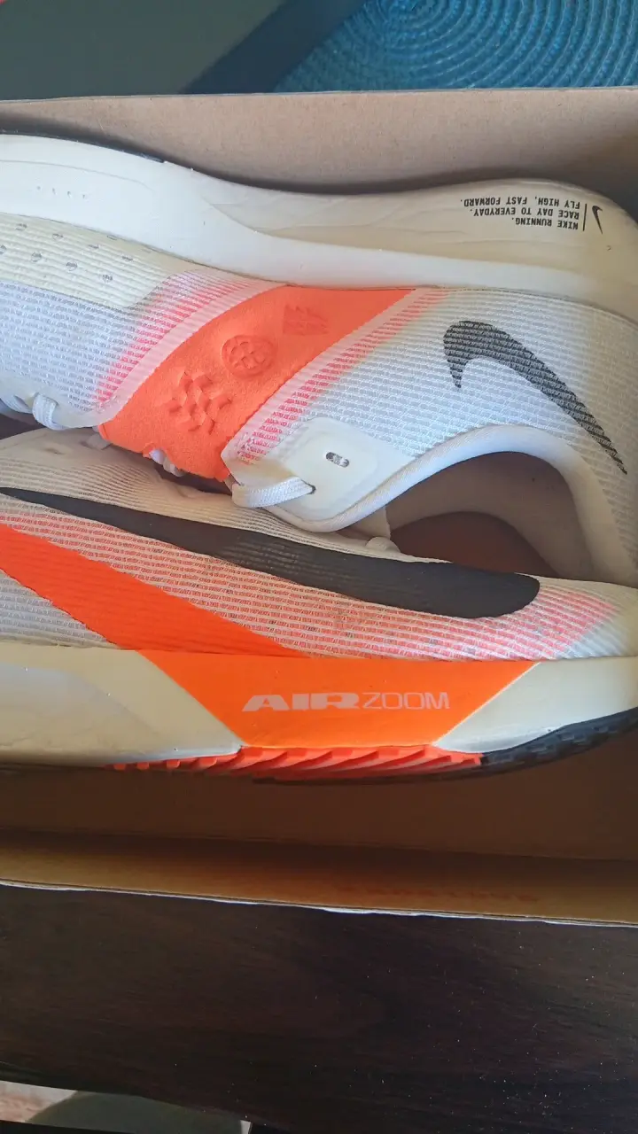 Zapatillas deportivas blancas con logo - 3