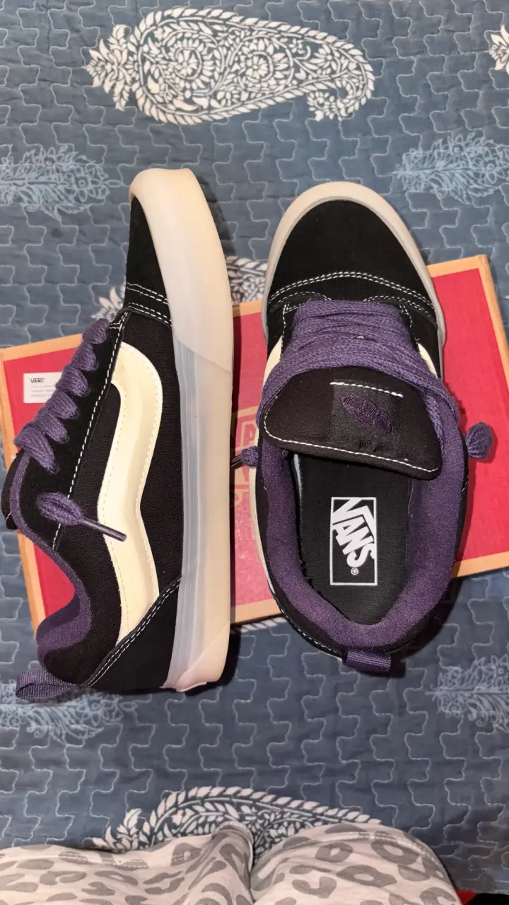 Zapatillas Vans negras y moradas - 1