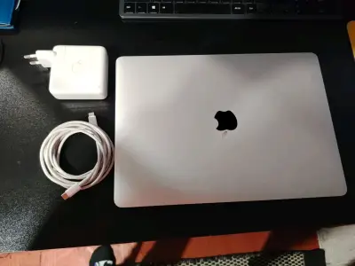 Laptop con cargador Apple plateado - miniatura 1