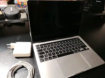 Laptop con cargador Apple plateado - miniatura 2