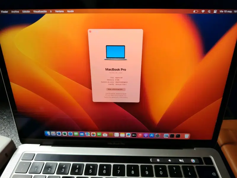 Laptop con cargador Apple plateado - 3