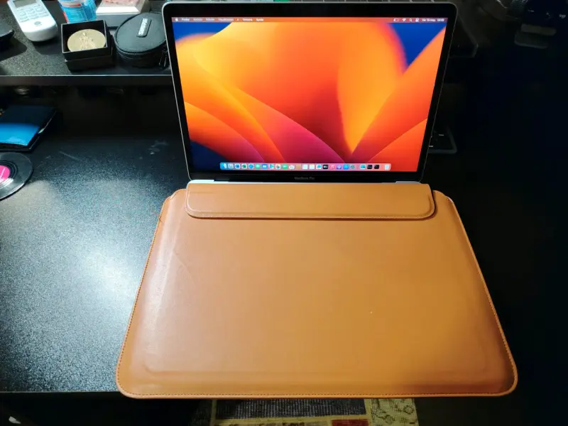 Laptop con cargador Apple plateado - 4