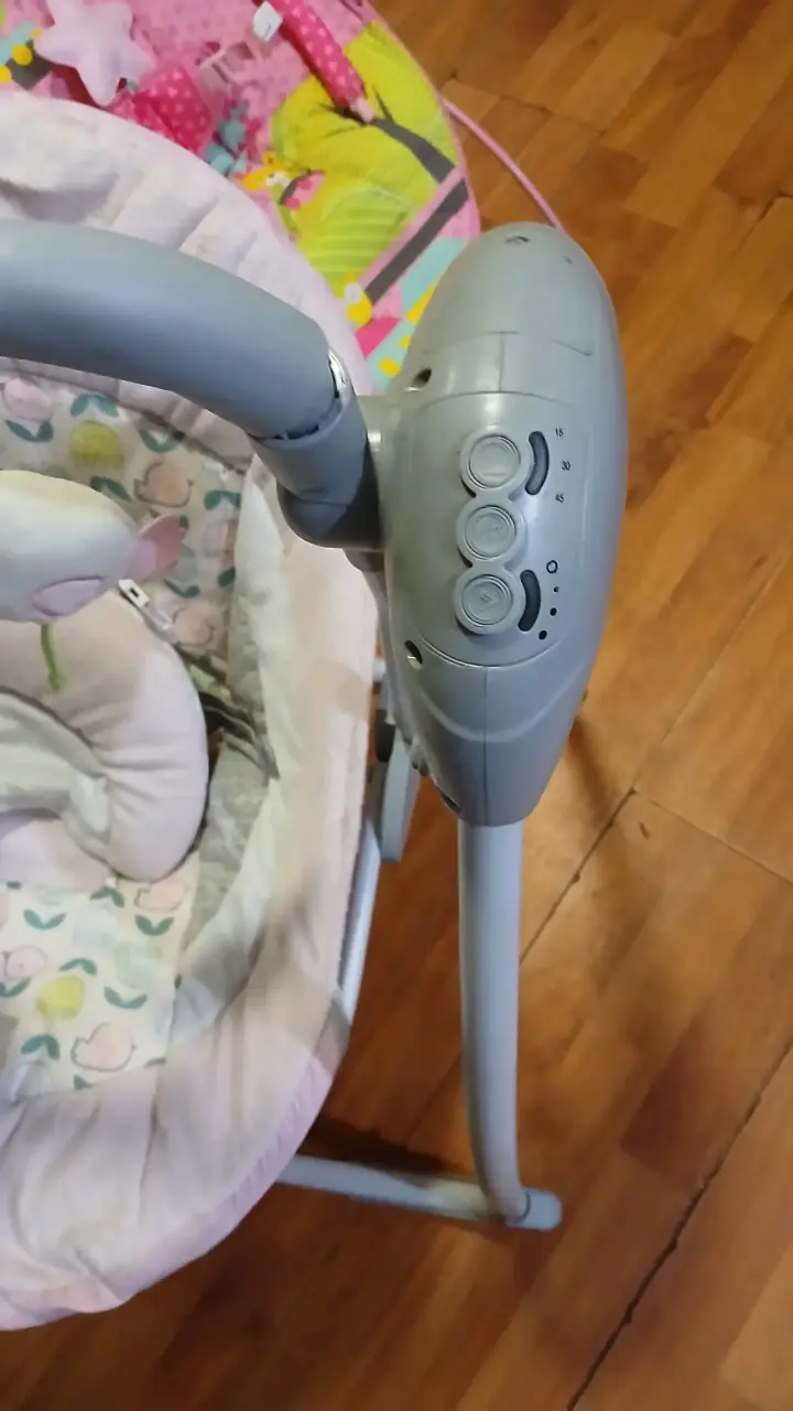 Columpio mecedor musical  para bebé rosa y gris - 3