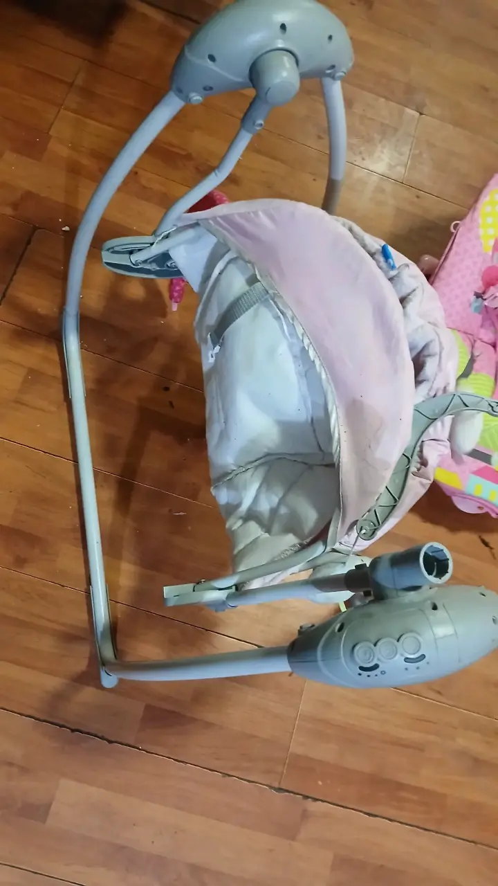 Columpio mecedor musical  para bebé rosa y gris - 4
