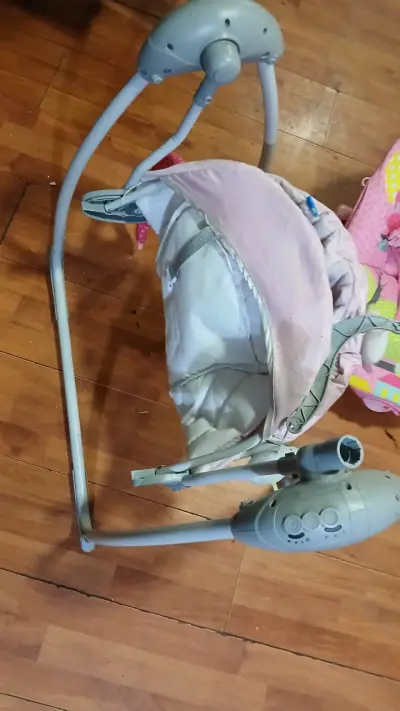 Columpio mecedor musical  para bebé rosa y gris - miniatura 4