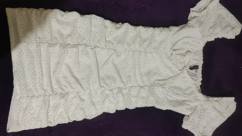 Vestido blanco con diseño calado - 1