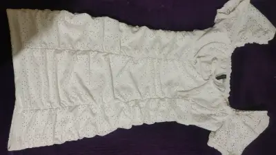Vestido blanco con diseño calado - miniatura 1