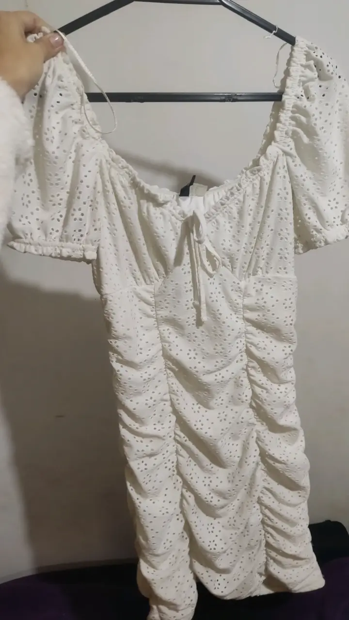 Vestido blanco con diseño calado - 2