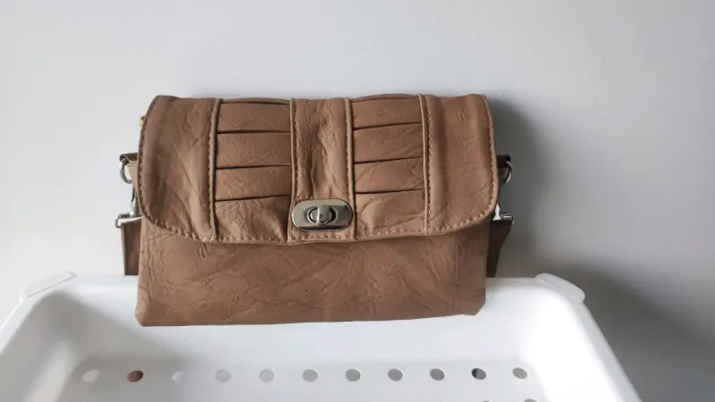 Cartera marrón de cuero