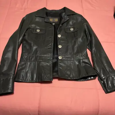 Chaqueta negra de cuero argentino - miniatura 1