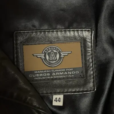 Chaqueta negra de cuero argentino - miniatura 2