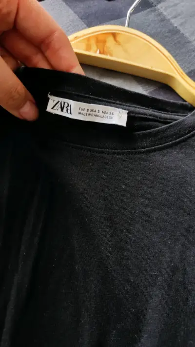 Polera negra con volantes Zara - miniatura 2