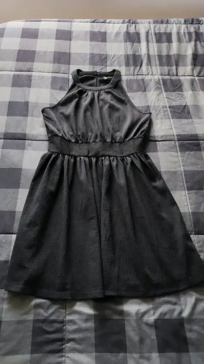 Vestido negro sin mangas - miniatura 1