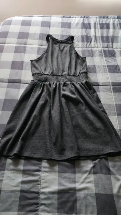 Vestido negro sin mangas - miniatura 2