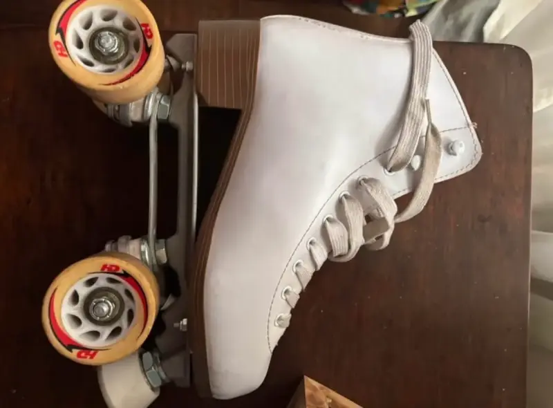 Patines de cuatro ruedas blancos - 3