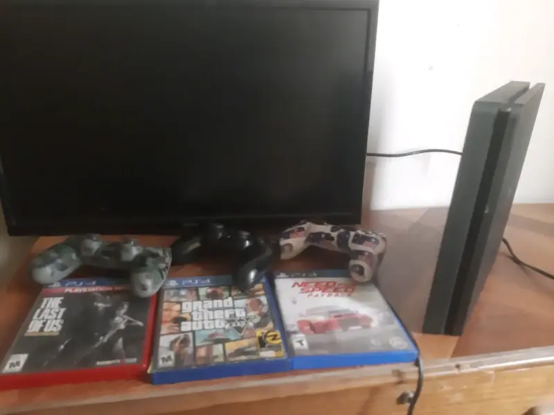 Consola PS4 con juegos y mandos
