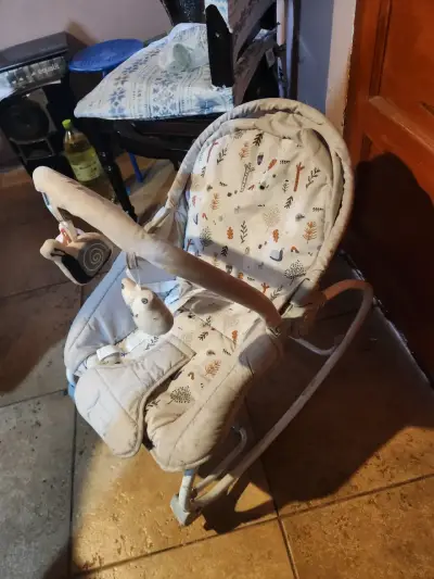 Silla mecedora para bebé estampada marca carestino - miniatura 1