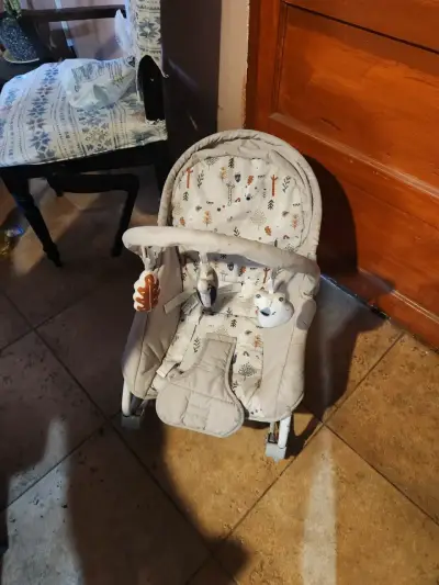 Silla mecedora para bebé estampada marca carestino - miniatura 2
