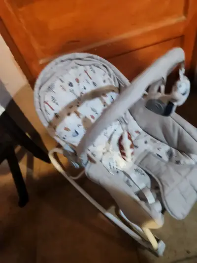 Silla mecedora para bebé estampada marca carestino - miniatura 3