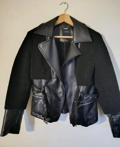 Chaqueta negra con detalles de cuero - miniatura 1