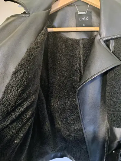 Chaqueta negra con detalles de cuero - miniatura 2