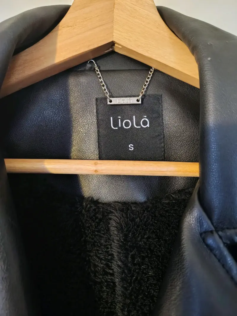Chaqueta negra con detalles de cuero - 3